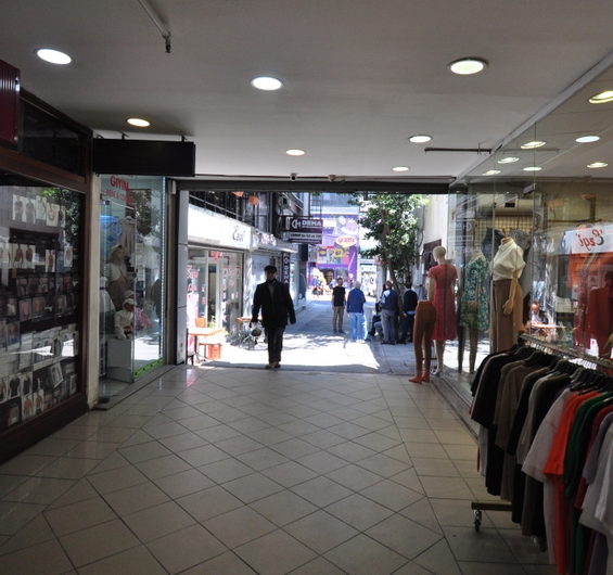 istanbul Bakırköy de carousel avm karşısı pasaj içi satılık 25 m² giriş.kat dükkan