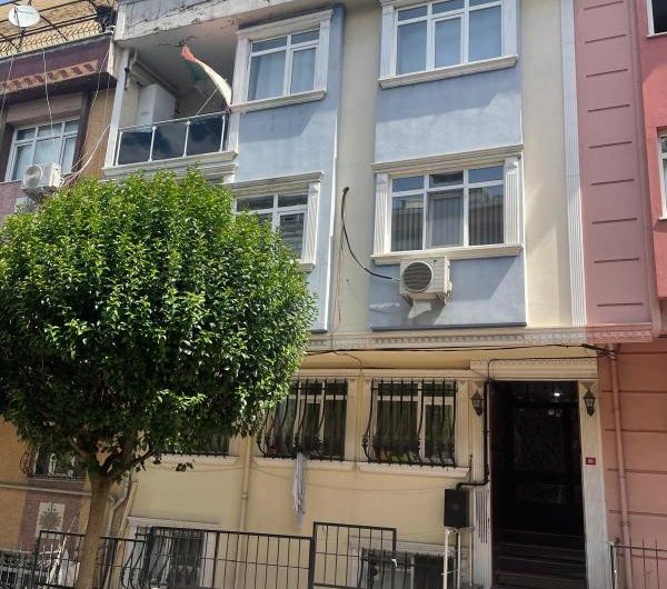 istanbul Bahçelievler cumhuriyet mah de satılık 95m² 2+1-bahçe.kat daire