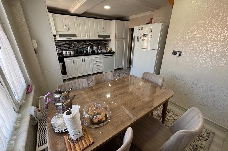 istanbul Bahçelievler soğanlı mah de satılık 200m² 5+1- dubleks.kat daire