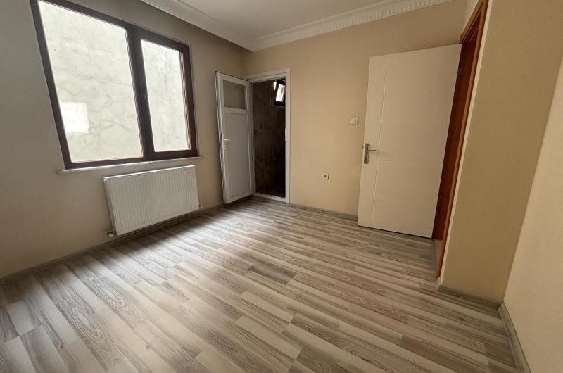 istanbul Bahçelievler Cumhuriyet mah de kiralık 75m² 1+1-yüksek giriş kat daire