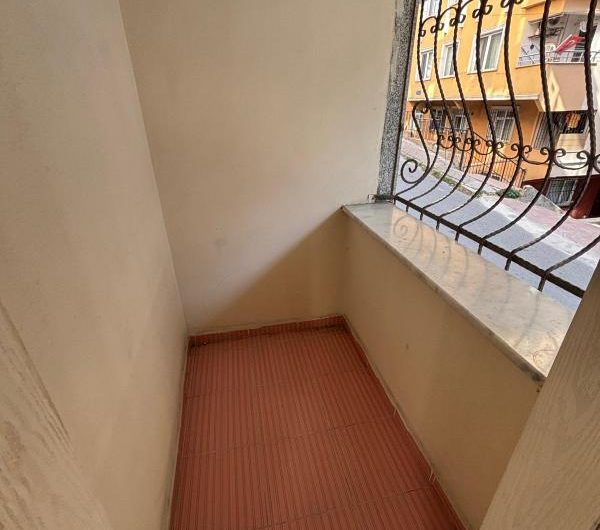 istanbul Bahçelievler Cumhuriyet mah de kiralık 75m² 1+1-yüksek giriş kat daire