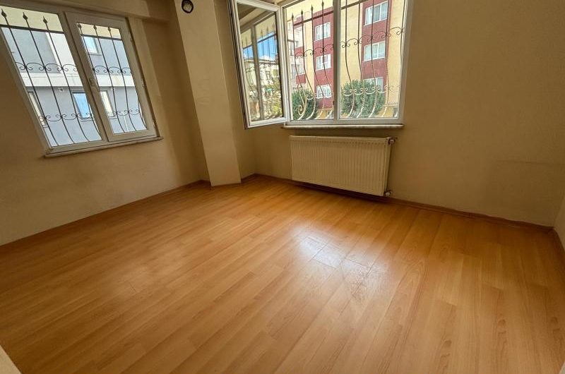 istanbul Bahçelievler Cumhuriyet mah de kiralık 75m² 1+1-yüksek giriş kat daire