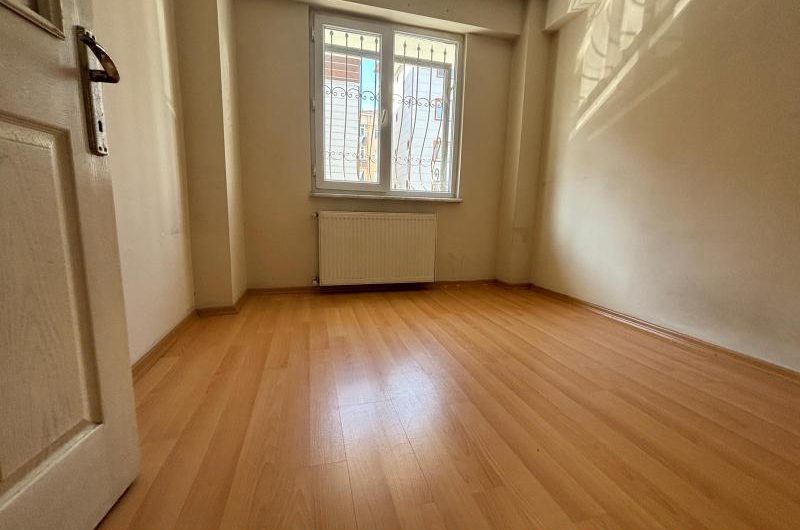 istanbul Bahçelievler Cumhuriyet mah de kiralık 75m² 1+1-yüksek giriş kat daire