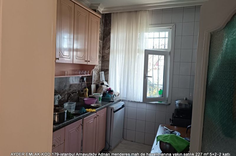istanbul Arnavutköy Adnan menderes mah de havalimanına yakın satılık 227 m² 5+2–2 katlı müstakil Ev